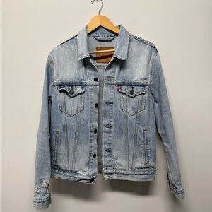 Levi’s Light Blue Wash Denim Trucker Jacket Distressed Size Medium
